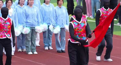 没有智能，全是人工！学生们假扮机器人表演，笑料不断！网友：就说AI代替不了人类吧，它想不出这鬼主意