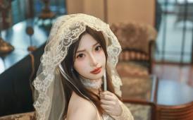 頭紗遮半面，心事與月色同緘