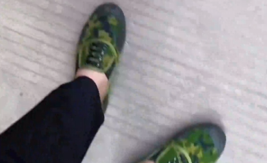 不是皮鞋买不起，而是解放鞋更有性价比！广西一伴郎团西装马甲配解放鞋去接亲！网友：接完新娘，明天就砍甘蔗