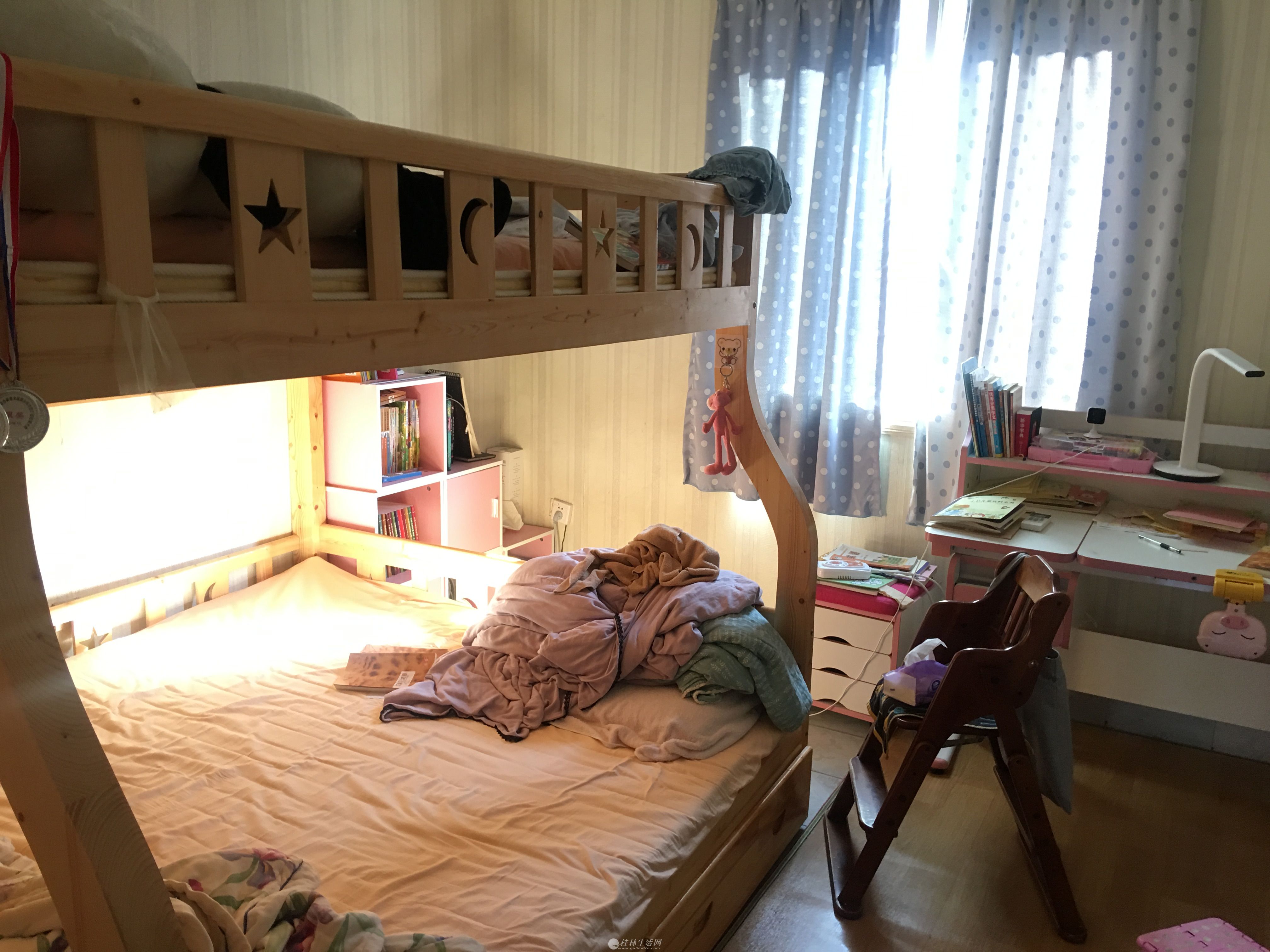 ����·�ź�Сѧ�Ը�����3����װ��¶̨������
