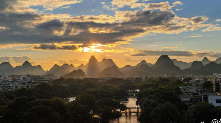 山河向晚，人间安闲