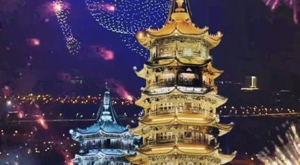 全程直播!2月17日(大年初一)19:00，千架無人機(jī)+飛天屏表演，兩江四湖主題船巡游，日月雙塔新春亮塔儀式，杉湖Live新春首演，非遺鐵花秀，等你來!