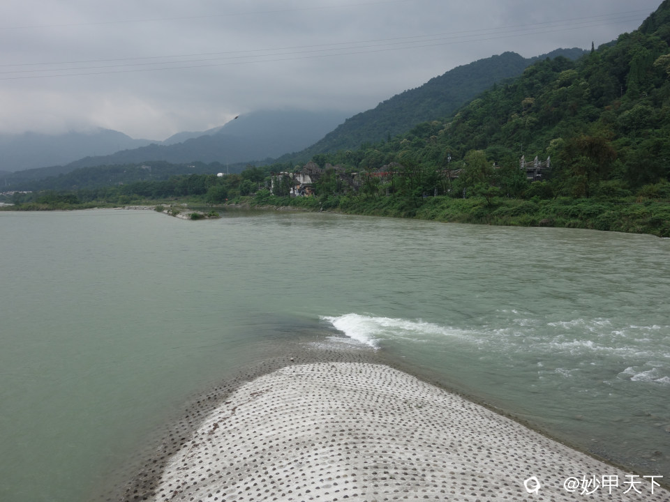 这是分水鱼嘴，将泯江一分为二：左为外江；右是内江，用于灌溉农田。 