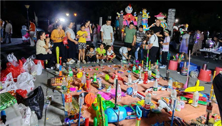 国庆之夜，灵川滨江广场热闹非凡