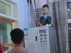 姐弟俩打架，弟弟躲到冰箱上不敢下来&hellip;网友：难道这就是&ldquo;血脉压制&rdquo;？