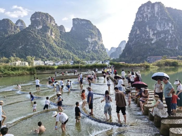 游客在明仕田园景区的鱼鳞瀑布游玩。梁桂花 摄.jpg