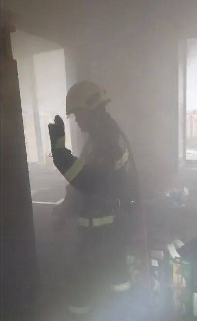 心太大！男子燉雞后回臥室倒頭就睡，醒來身邊站滿消防員……