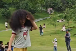 羡慕了!头发分给嬢嬢一点可以吗?广西女孩头顶爆炸头发量惊人 网友:好像疯狂动物城瑜伽馆主