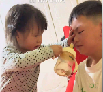 哭得好好的，硬是被整笑了！哥哥正伤心哭，妹妹拿着奶瓶塞他嘴里哄，网友：还知道捏鼻子会张嘴，看来没少灌药