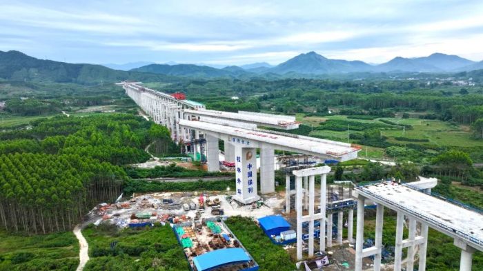 9月1日，桂林外环高速洛清江特大桥完成超高难度转体，据了解，洛清江特大桥坐落于永福县洛清江沿岸，主桥上跨湘桂铁路干线，桥梁总长130米，单幅桥面宽16米，总高度达39.5米，刘庆军摄.jpg