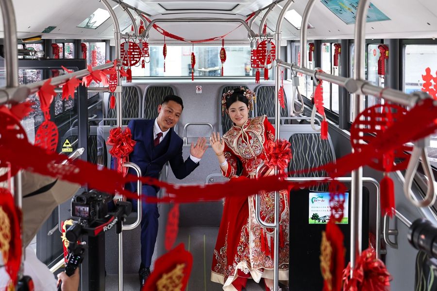 南宁新人定购奶茶当婚礼酒水!从新中式到二次元，当代年轻人“爆改”婚礼