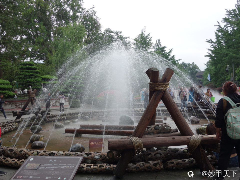 园内的卧铁。卧铁主要是用来标记挖掘深度的。由于都江堰遵从李冰的“深淘滩，低作堰”原则，在从古至今，每 ...