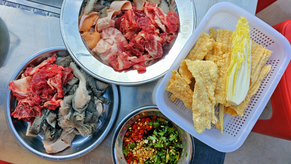 只用新鲜牛肉？桂林这家开在仓库里的自助牛八宝，味道到底怎么样？