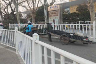 最冷的天，最暖的绳！寒冬里老人拉着一车煤艰难前行，外卖小哥看到后二话不说上前帮忙