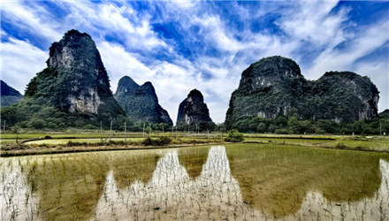 桂林东山村奇峰倒影
