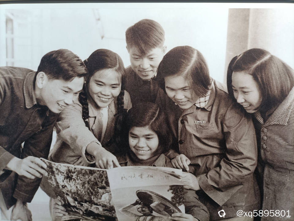 50年代学生看画报