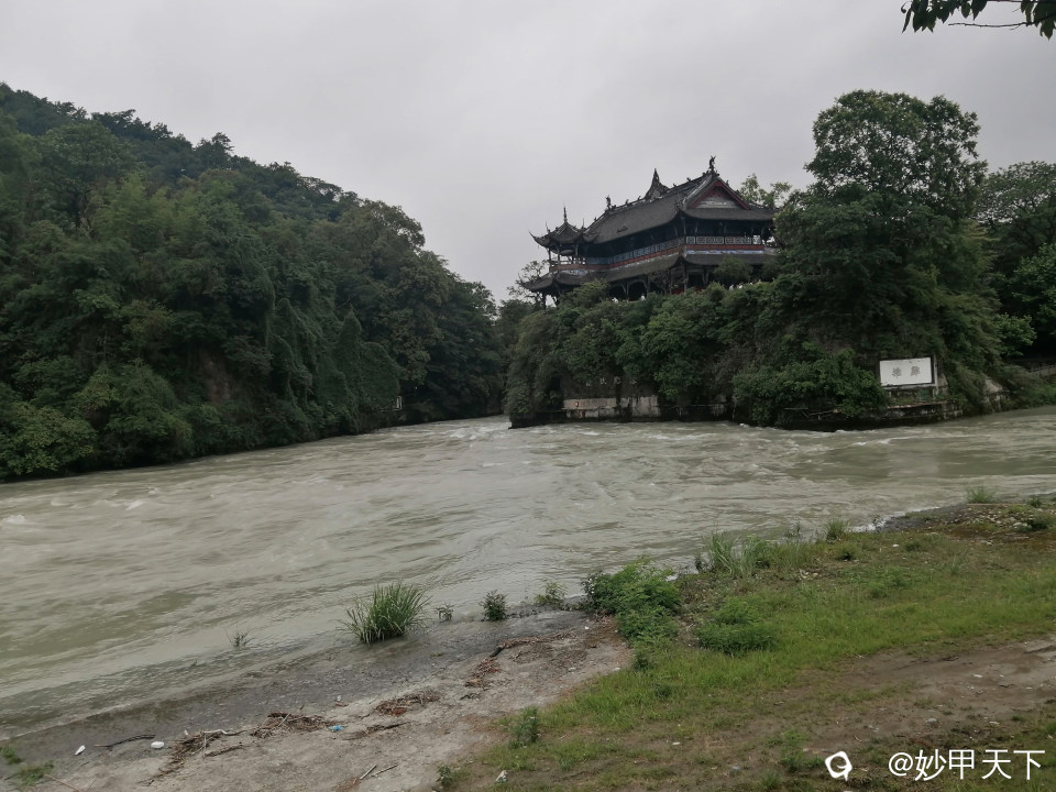 内江上，左为宝瓶口，右是离堆、飞沙堰。