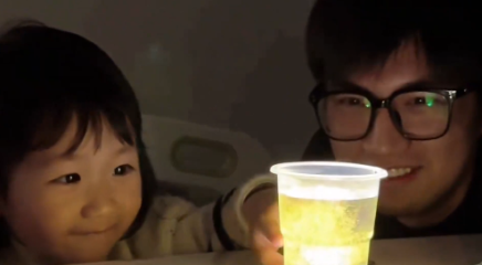 爸爸給女兒變魔法：自制熒光流星雨！網友：好看？那我們把他全部喝掉好不好