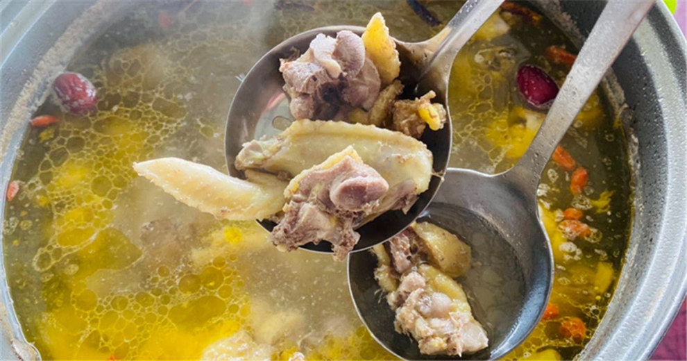 来一锅土鸡汤，暖心又暖胃