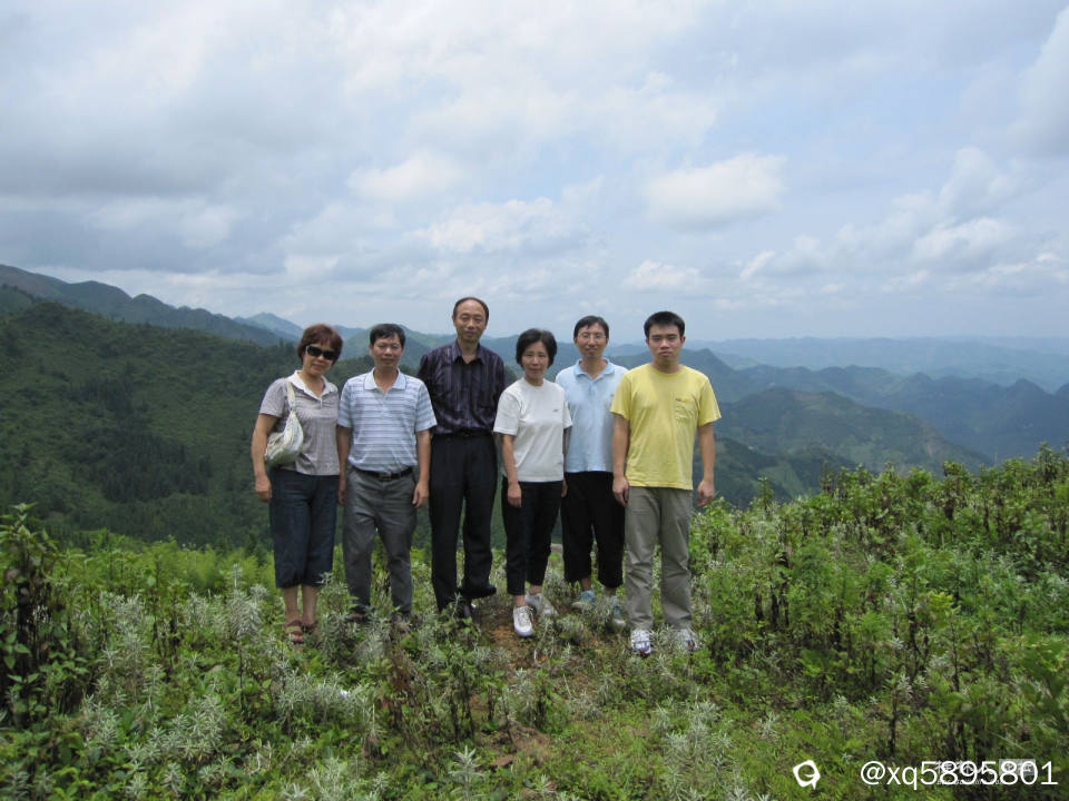 与连绵大山合影