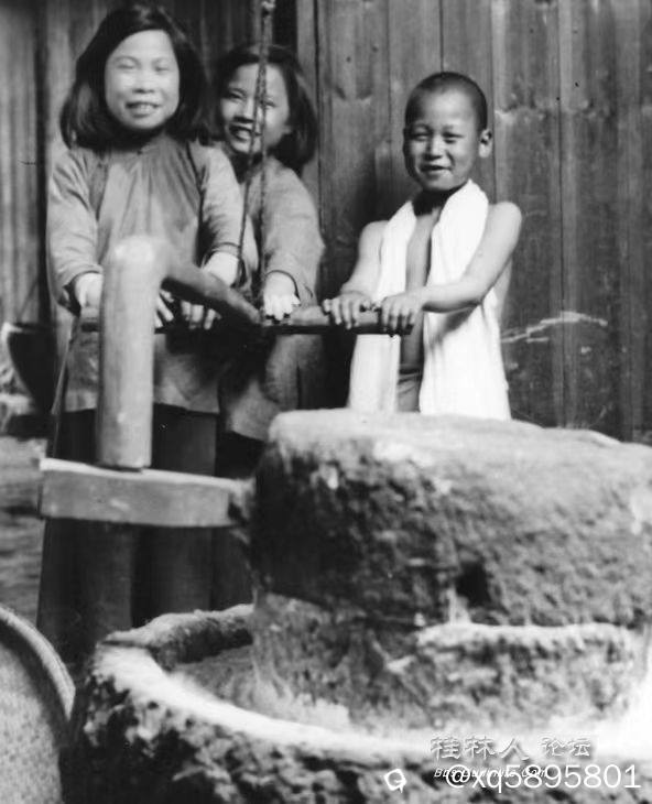 20年代桂林人推磨