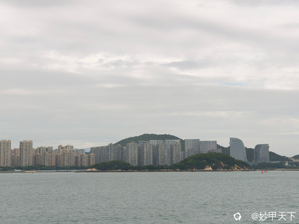 邮轮航行中厦门市区海岸大楼等