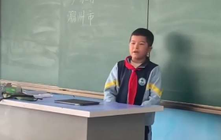 小朋友在課堂上分享自己作的詩“給祖國媽媽寫的”。網(wǎng)友：有愛的家庭養(yǎng)出戀家的鳥