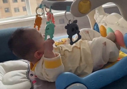 这么小，这么拼！宝宝是在偷偷健身，准备惊艳所有人吗？网友：等上幼儿园的时候，斜方肌都练了三年