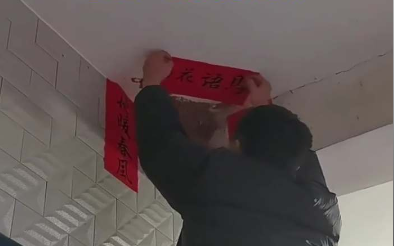 人间迎新春，燕子也得过大年！男子给自家门口的鸟窝贴对联！网友：中国好房东啊