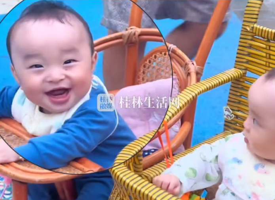 一个真的止不住 一个真的笑不停  小孩哥听到别人打嗝就笑得停不下来  小孩姐:不是!兄弟你这样礼貌吗?
