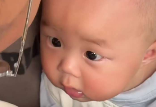 一颗牙也没有不影响他嘴馋的心 眼神亮了!人类幼崽直勾勾地看爸爸喝汤 网友:生动地演绎了啥叫垂涎欲滴
