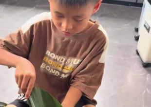 小孩哥现在强得可怕 包粽子手法行云流水 干净利落 网友：师傅收徒弟吗？