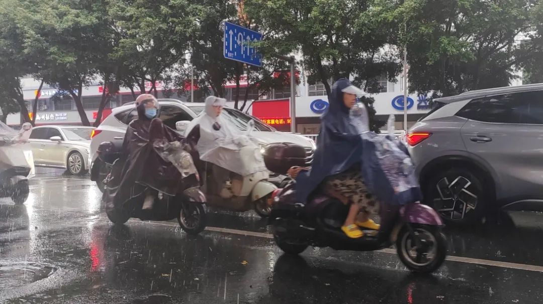 凌晨暴雨、多地预警！今年首个台风即将登场，对广西的影响是？