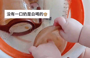 好一个&ldquo;自己的事情自己做&rdquo;！宝妈用宝宝的小手洗奶瓶，尺寸完美匹配！网友：等断奶的时候一手老茧