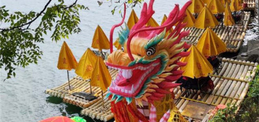 为了看漓江上这条金龙巡游，爬了一座山