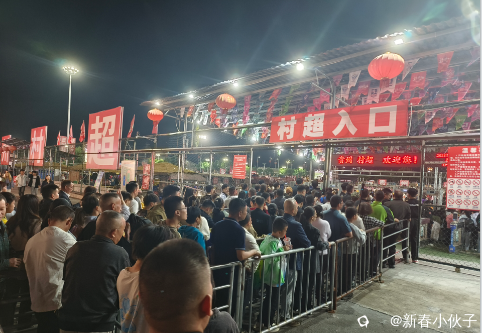 入口处人头攒动。