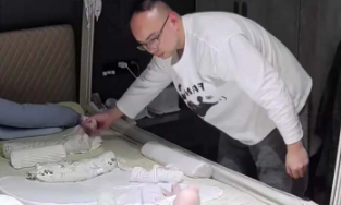 爸爸摇晃巧克力派，一秒哄睡萌娃！网友：是怎么发现这么小众的哄睡方法的？