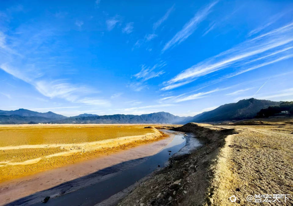 十一月 如梦青狮潭 ——题记：因青狮潭水库放水维修，库底绽放奇观胜景，成为一处网红打卡地，游人纷至沓来 ...