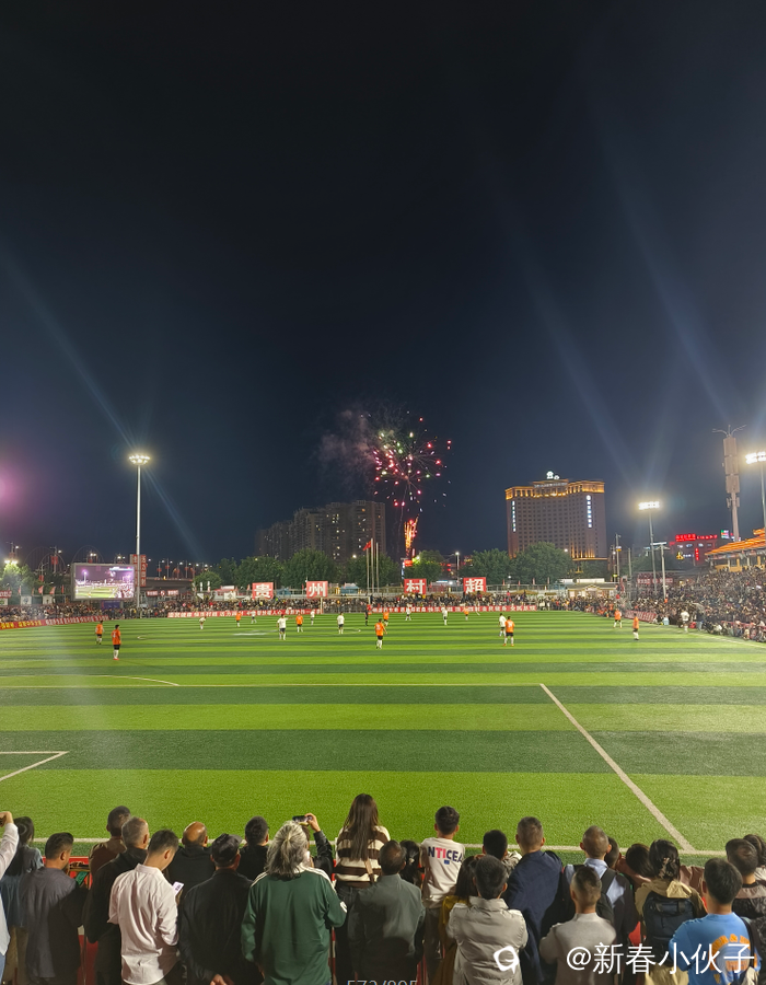 比赛间隙会播放一些歌曲，全场观众大合唱，气氛更加浓烈。