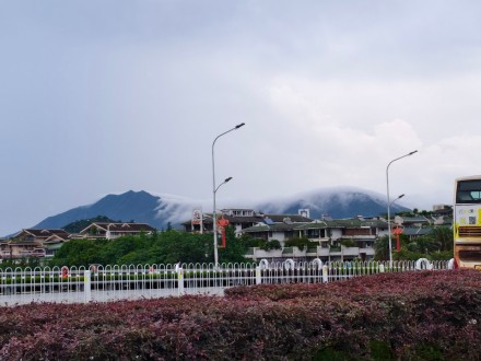 尧山顶云海泄下