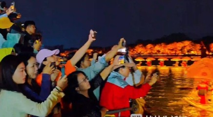 &ldquo;金龙巡游&rdquo;惊艳亮相，无人机绘山水光影，2026桂林艺术节开幕，市民游客热情高涨，共赴山水艺术之夜