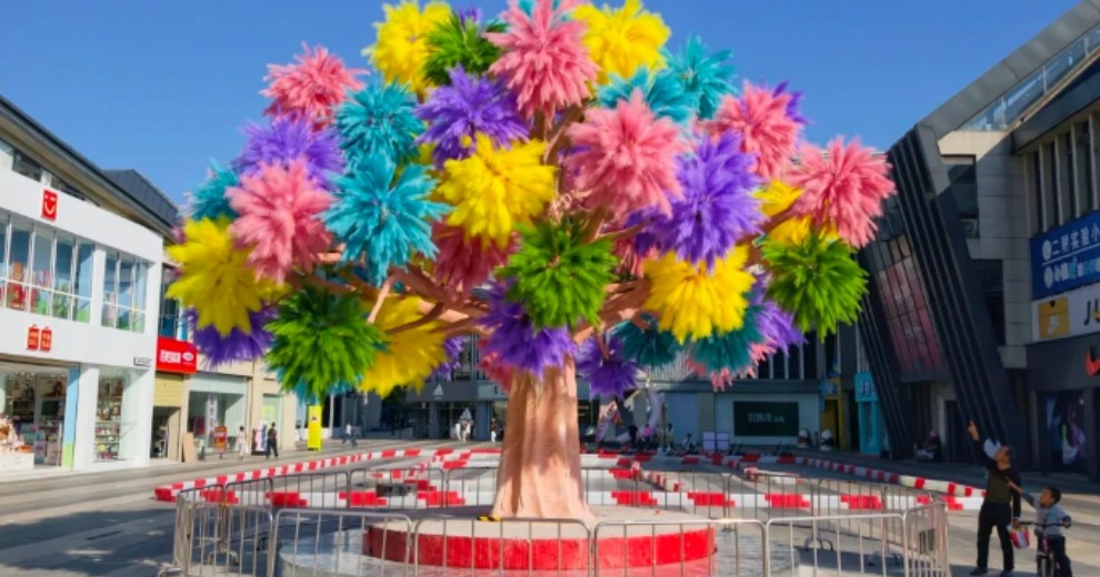 万福广场这棵树在放烟花