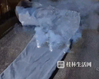 &ldquo;高科技&rdquo;的裤子就是不一样！博主晒出破洞牛仔裤生产过程！网友：我说牛仔裤怎么那么贵，原来都是历过劫的
