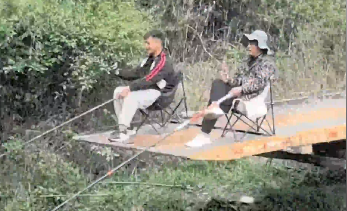 有这决心干啥事不成功！俩男子钓鱼找不到合适的钓位，开来拖车当钓台！网友：没钓到鱼都对不起这装备