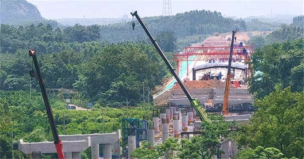 外環(huán)高速公路上的橋梁隧道建設(shè)熱火朝天