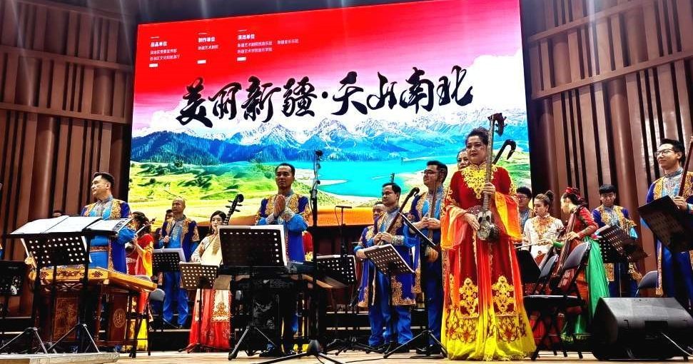 新疆《天山南北》民乐团精彩演出
