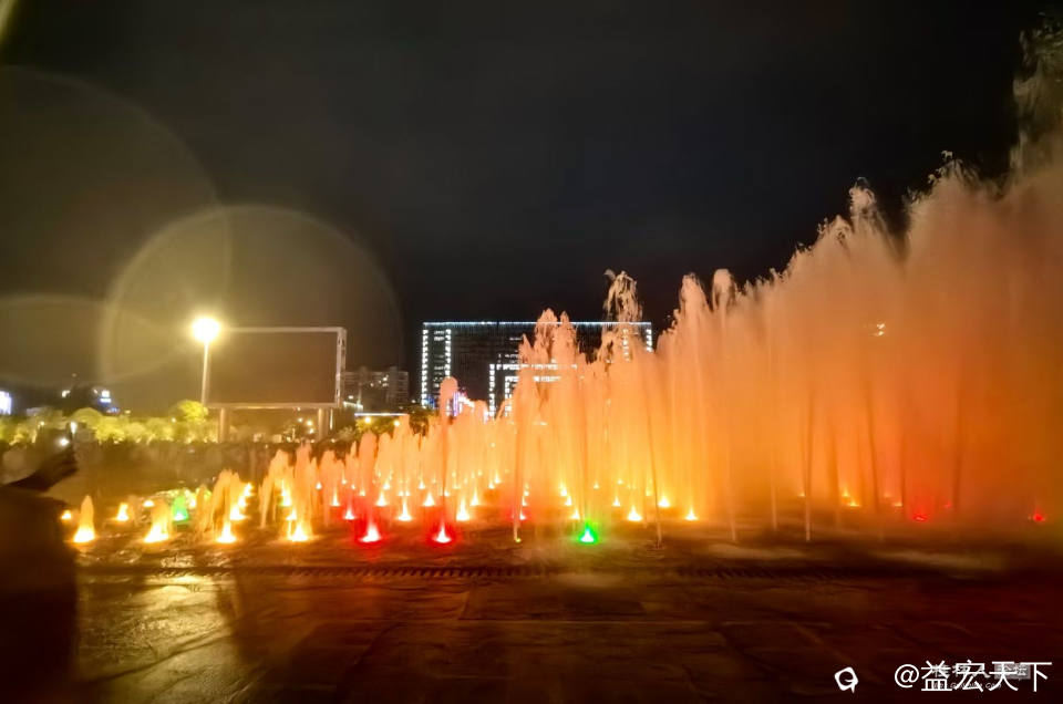 十月 国庆之夜，喷泉绽放，人山人海，歌舞飞扬。