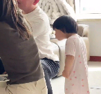 果然看热闹是天性，不分年纪大小！小孩姐围观理发，像极了那爱凑热闹的老闺蜜，网友：不影响别人，又满足了好奇心