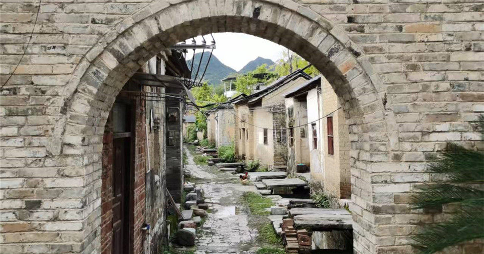 走在雄村的石板巷里，仍能感受當年的繁華
