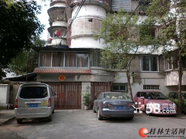 R����㳡 ����·һ�� 5��3�� 180�O��װ �շ���칫 2200/��